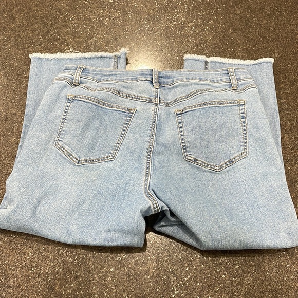 Jean Capris - Picture 3 of 7